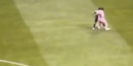 九游互动中心-梅西向维蒂尼亚挥拳视频发酵惹争议，球迷：输不起要打人了？