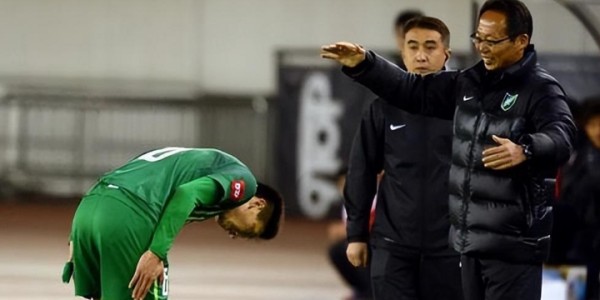 烂透了！日本名帅评中国男足：老板让我打球员！超半数人不守纪律