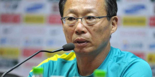 烂透了！日本名帅评中国男足：老板让我打球员！超半数人不守纪律