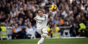 马卡：卡塔尔球队想签莫德里奇，但球员想留在皇马退役